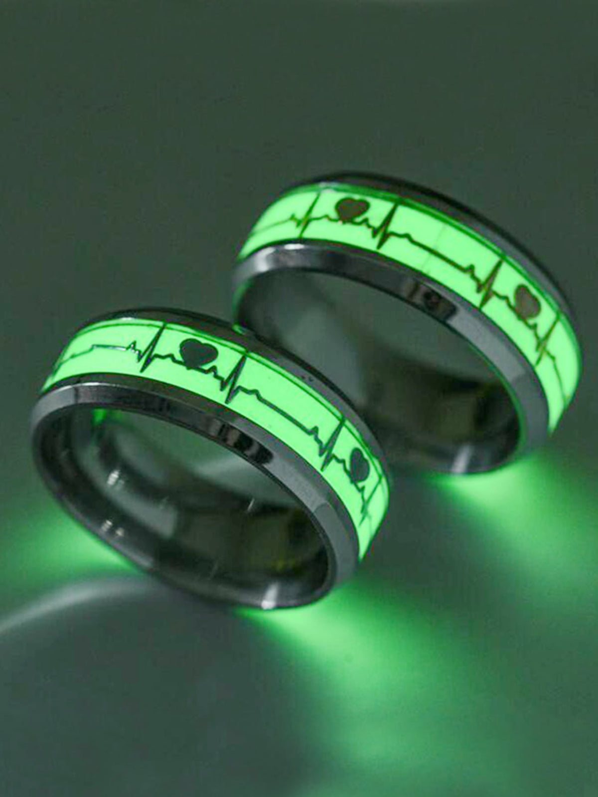 Fashionable and Popular 2pcs Men Heart Design Glow In The Dark Ring Stainless Steel Punk Hip Pop Style for Jewelry Gift and for a Stylish Look