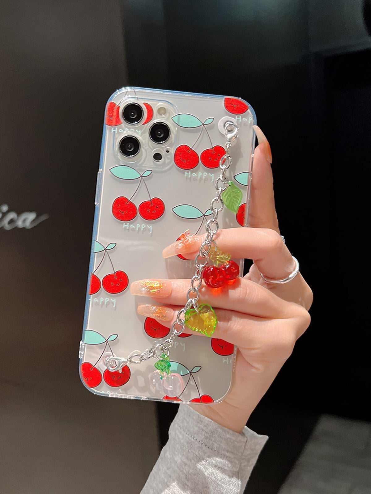 With Phone Charm Summer 1pc Alphabet & Cherry Pattern Metal Chain Designed Phone Case Comptible With IPhone 15/15 Pro/15 Plus/15 Pro Max/14/14 Plus/14 Pro/14 Pro Max /11 Pro Max/12/12 Pro/12 Pro Max /