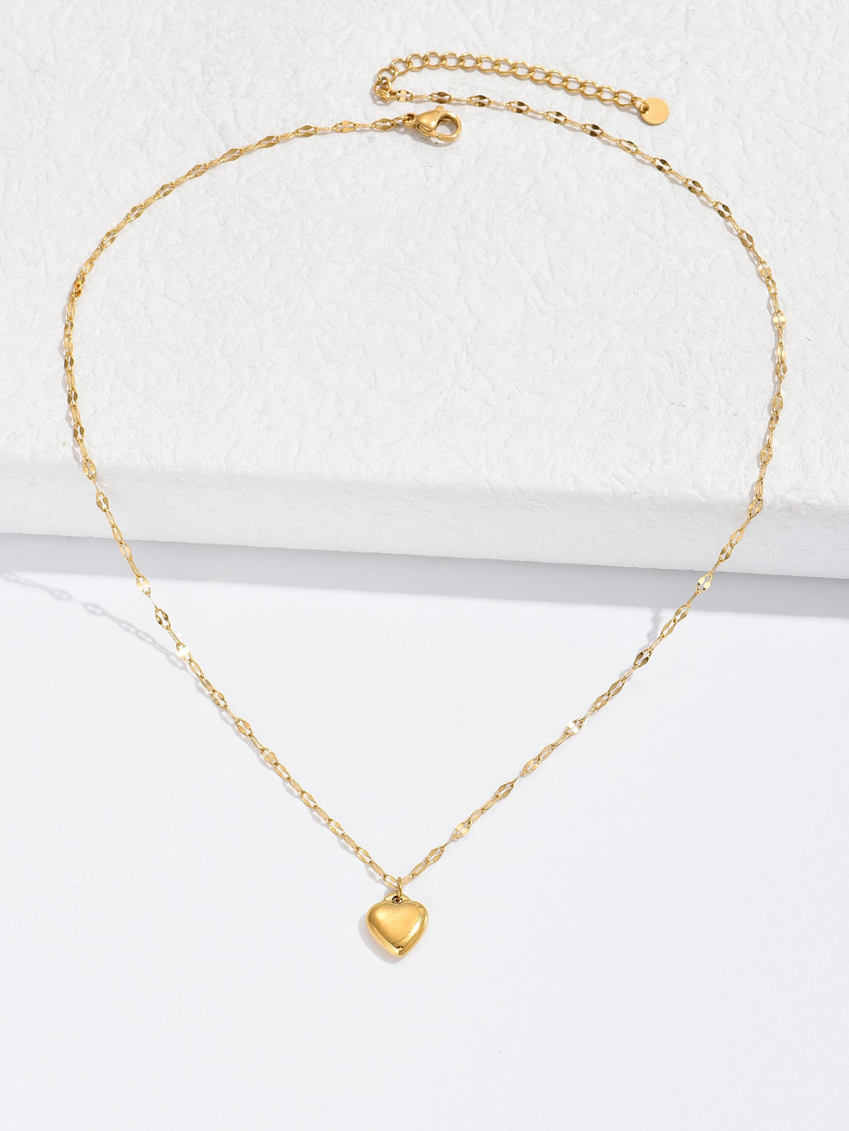 A Japanese and Korean style fresh sweet heart heart fashion simple women's stainless steel necklace collarbone chain suitable for daily wear