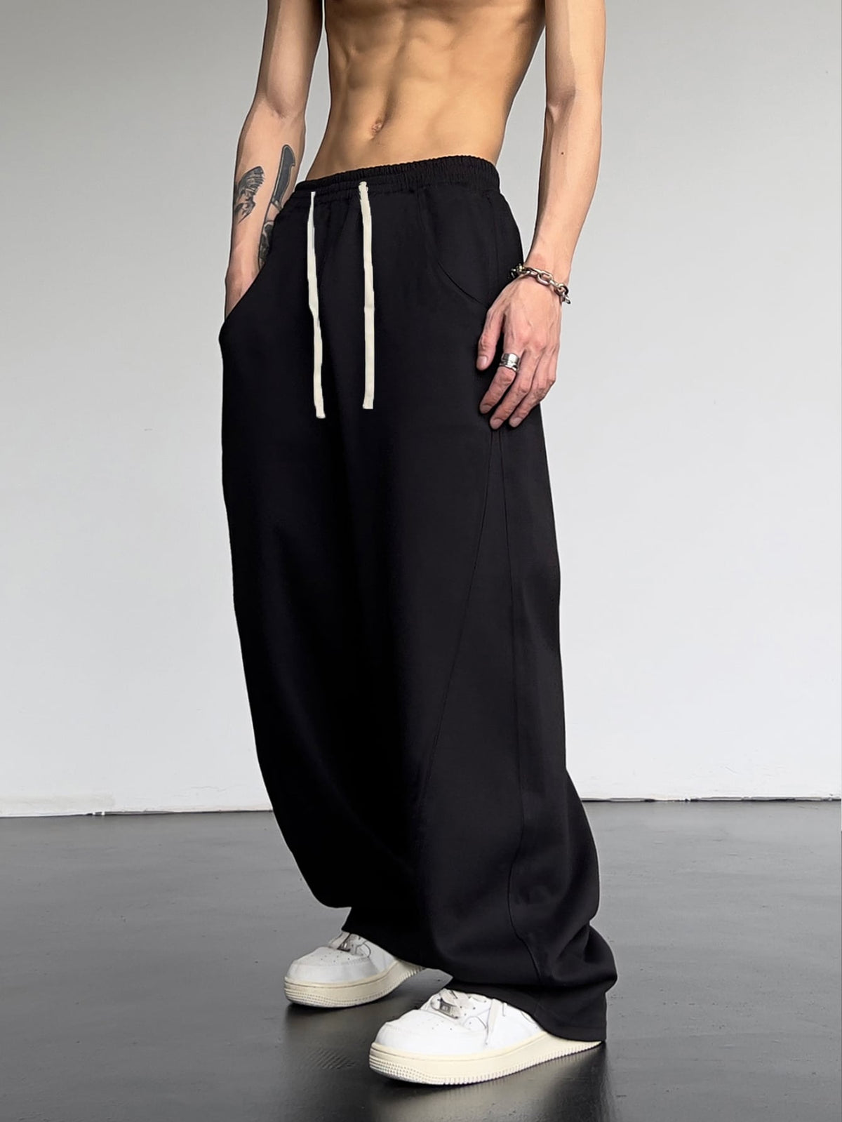 Manfinity Hypemode Loose Men's Drawstring Waist Slant Pocket Sweatpants