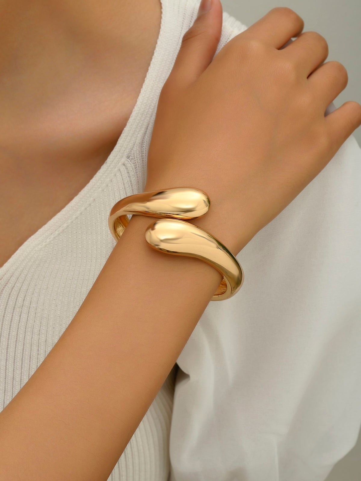 A Golden Fashionable Water-drop-shaped Zinc Alloy Bracelet With Street Chic Personality, European And American Style, High-end Atmosphere, Exaggerated Simplified Geometric Abstract Designs, Vintage, C