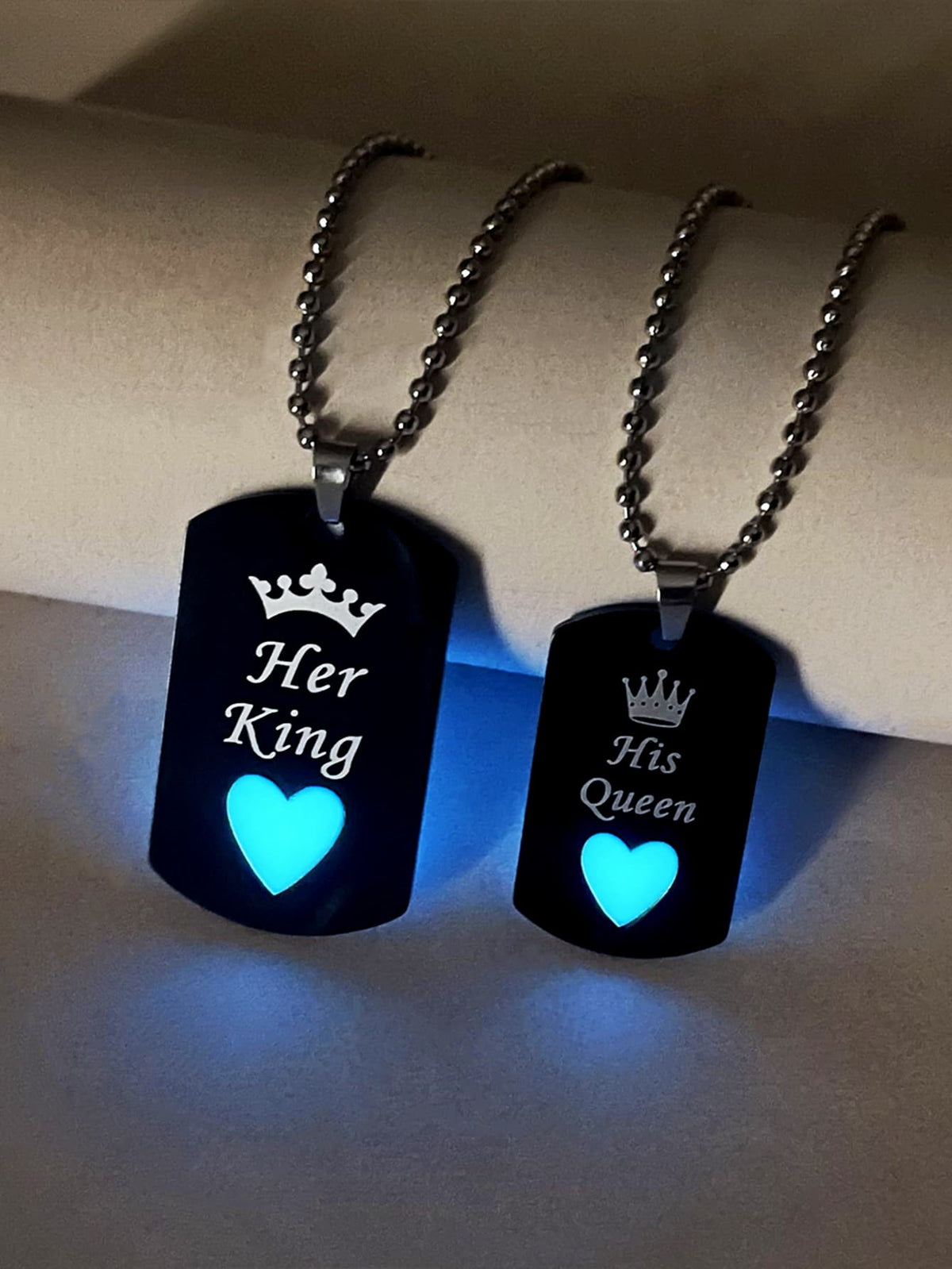 2pcs/Set Matching Couples Crown Heart Love Glow In The Dark Letter HER KING & HIS QUEEN Stainless Steel Chain Jewelry Set Men Women Charm Necklace Valentine's Day Gift