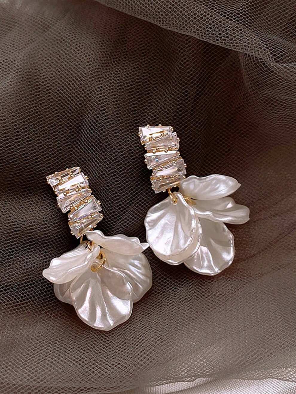 1pair French Style White Petal Shaped Drop Earrings