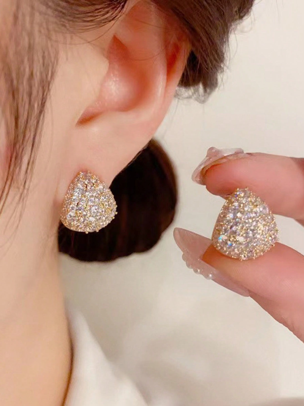 One Pair Of Exquisite, Fashionable, Sparkling Earrings With Unique Design, Light Luxury Elegant, Perfect For Women To Wear At Banquets.