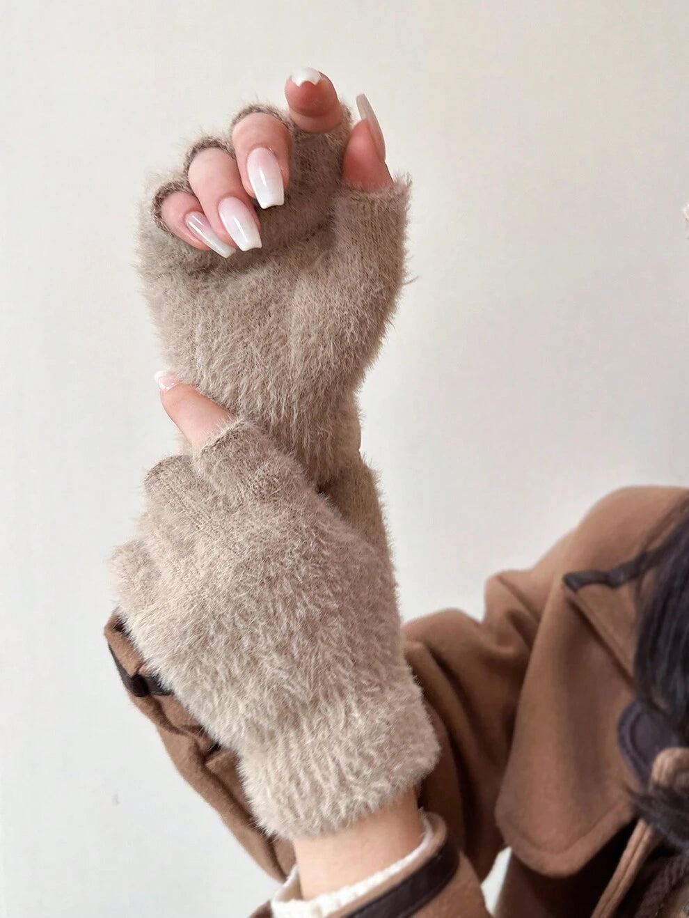 1pair Women's Fashionable Plush Half Finger Gloves Thickened And Warm Anti-cold Touch Screen Fingerless Gloves, Suitable For Winter Outdoor Sports, Riding, Etc.