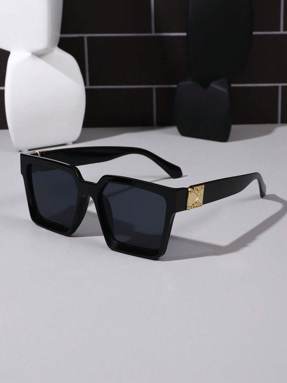 1pc Fashionable Oversized Retro Square Sunglasses With Texture For Women, Street Style Shades Beach Accessories