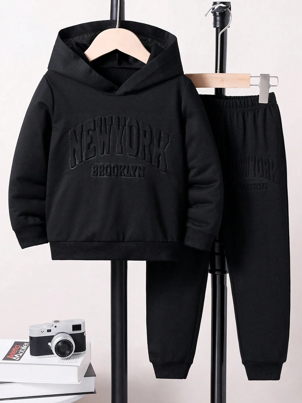 SHEIN Young Boy Letter Embossed Hoodie And Sweatpants Set