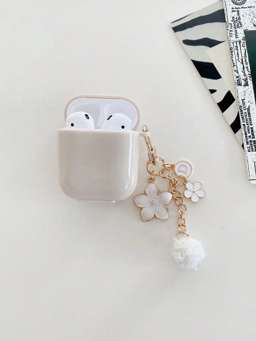 1pc Flower Shaped Pendant, Lovely White Flower & Pearl Detailing Headset Case, Compatible With Airpods1/2/Airpods Pro