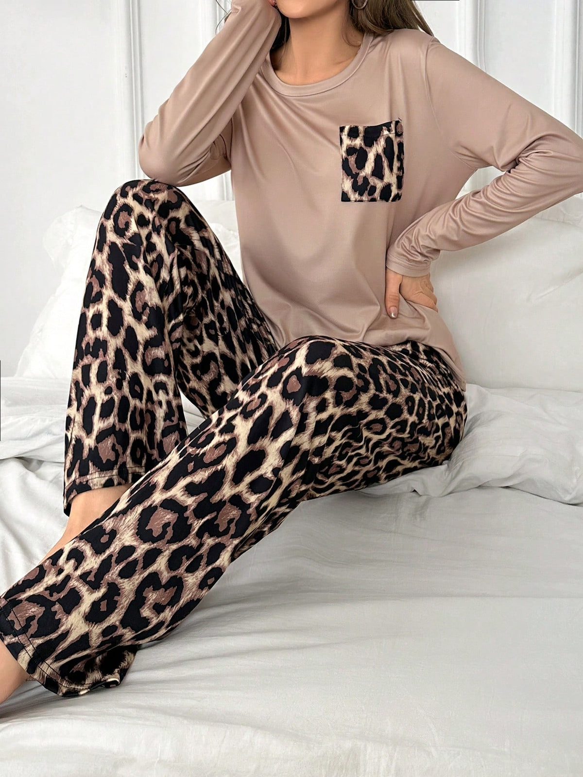 Women's Leopard Print Long Sleeve T-Shirt And Pants Pajama Set