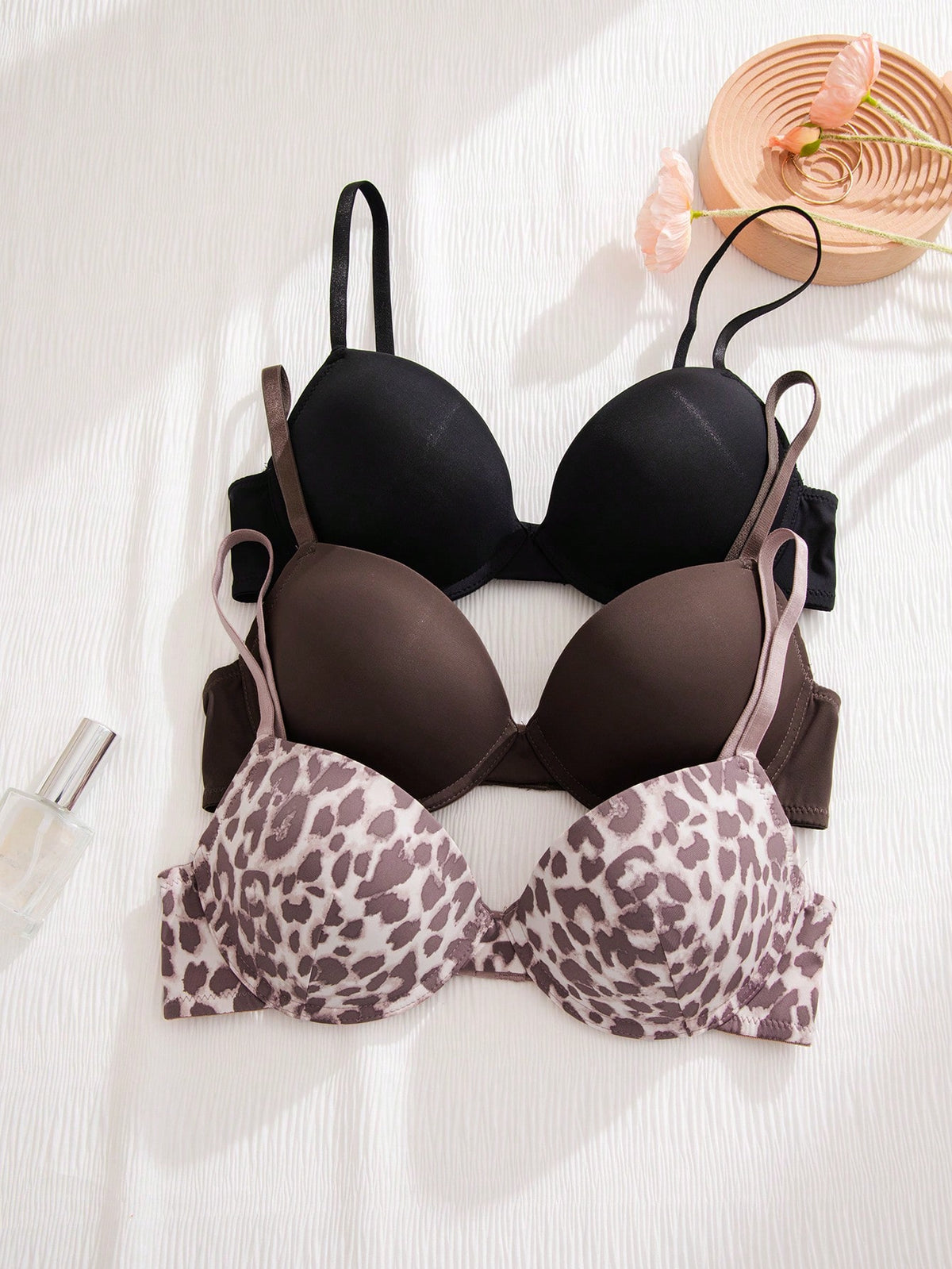 Smooth Surface 3-Piece Set Bra (With Underwire)