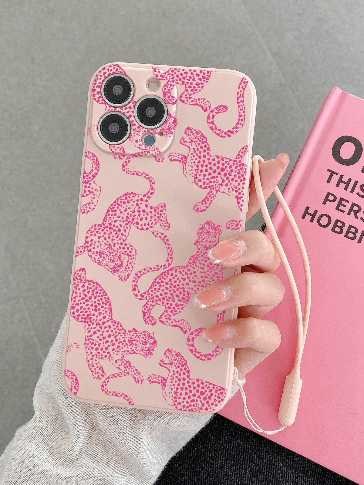 With Phone Charm Pink 1pc Fashionable Leopard Print Phone Case With Straight Edge Design, Including Print On The Left Side, With Hand Strap, Compatible With Apple, Samsung And Xiaomi Redmi Series