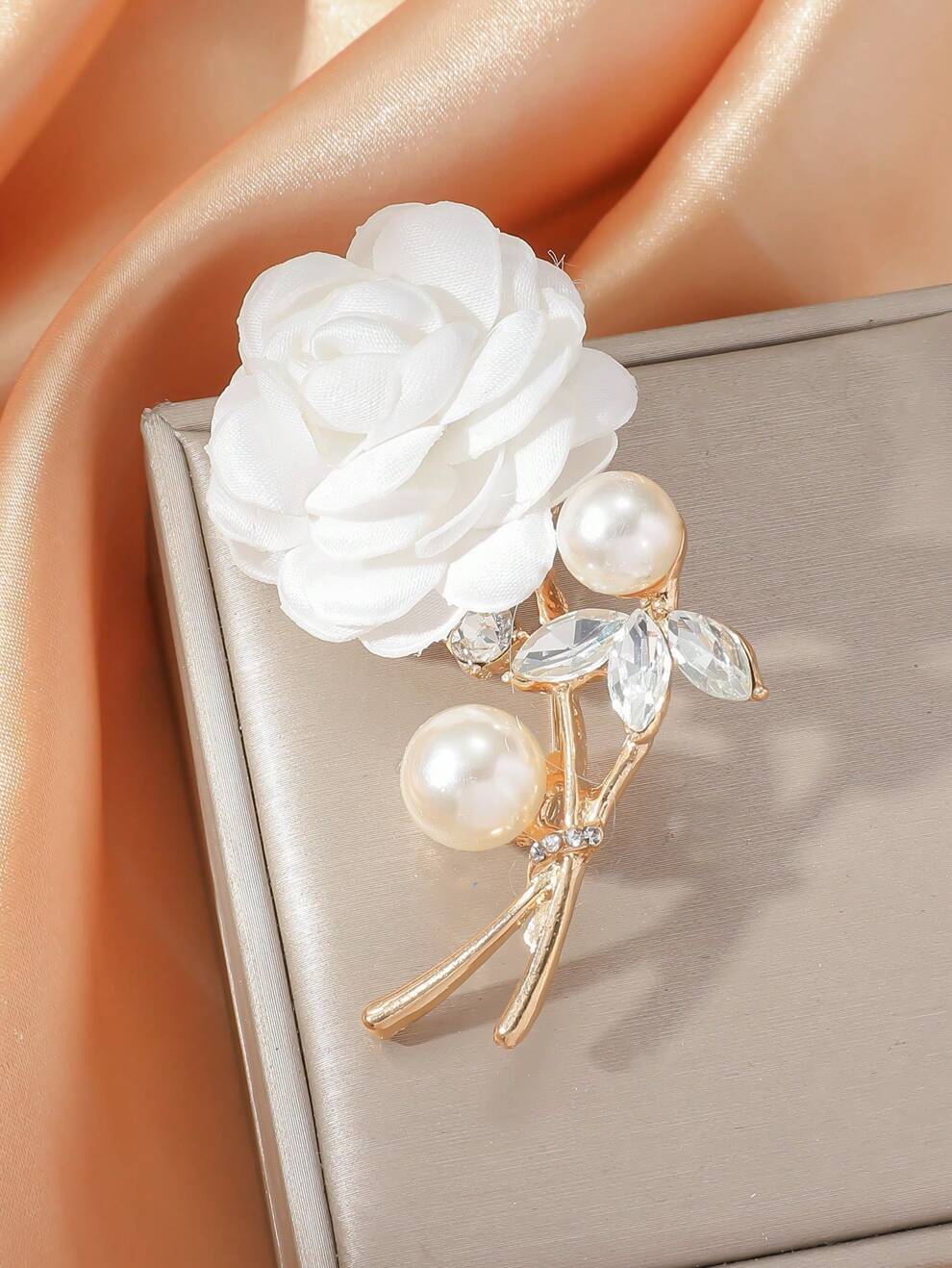 1pc Luxurious Metal Rhinestone, White Pearl & White Rose Flower Design Brooch For Women, Suitable For Formal Parties And Events