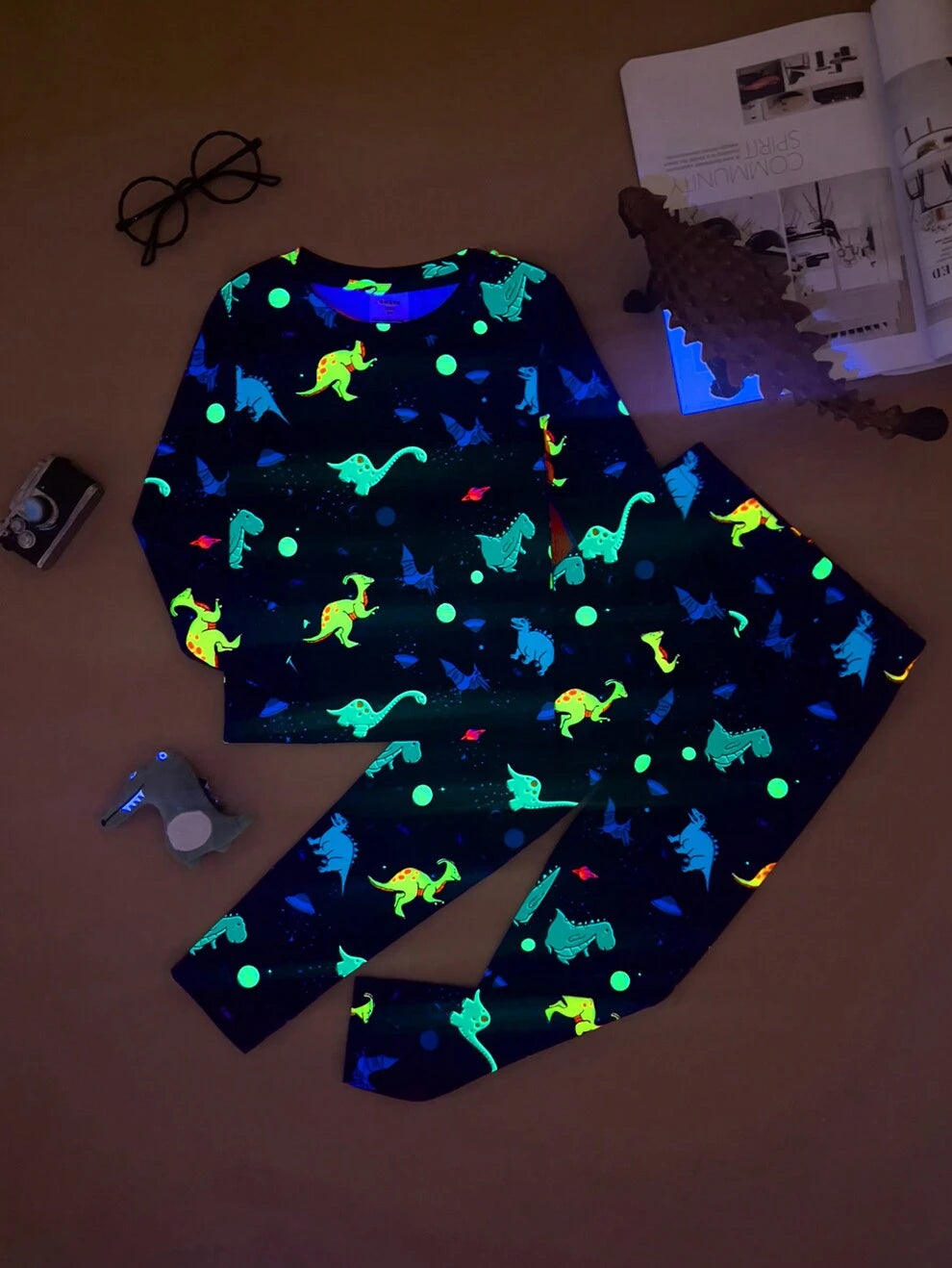 SHEIN Young Boy Fun Glow-In-The-Dark Dinosaur Patterned Tight Pajama Set