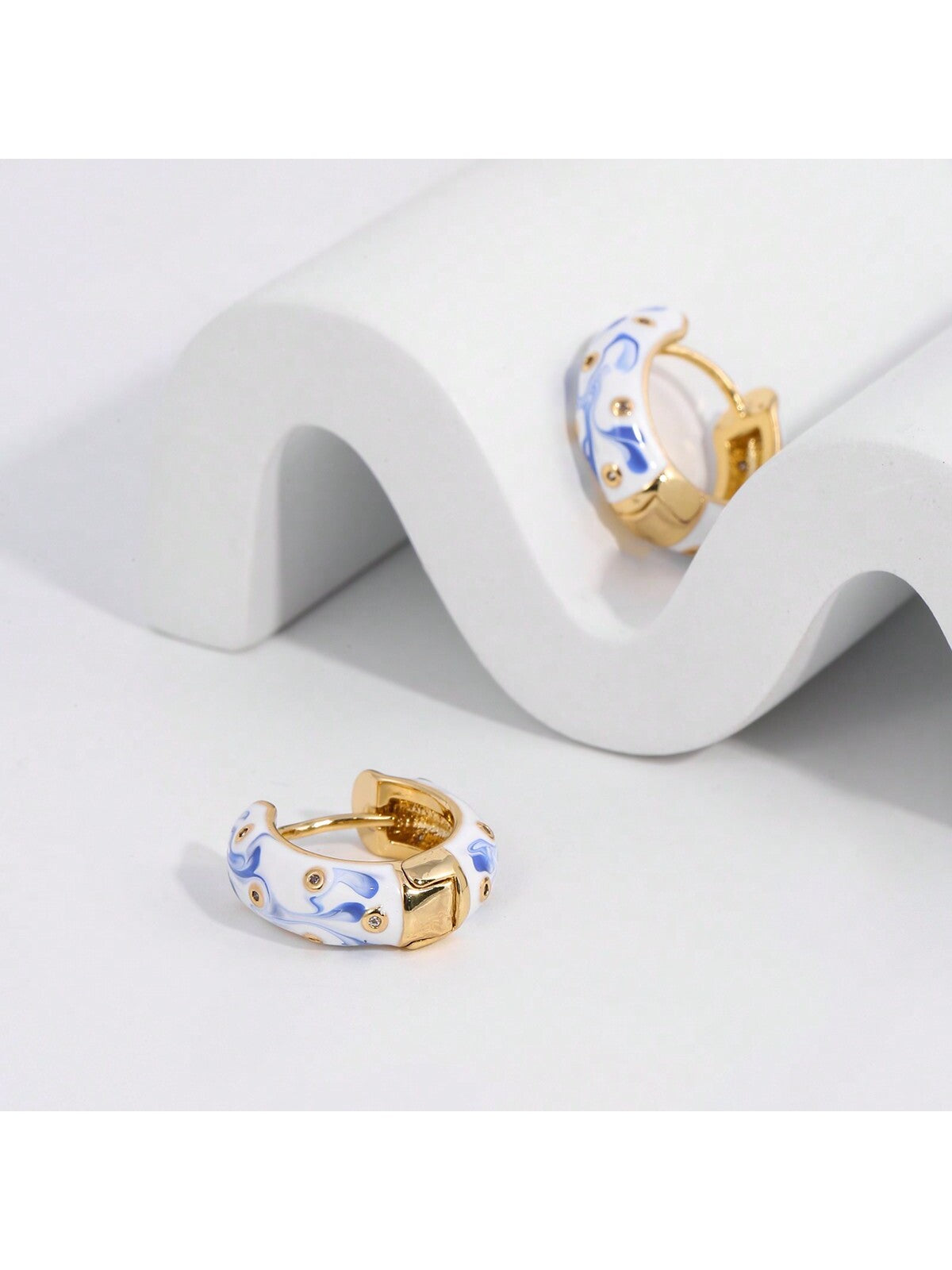 1pair Chinese Style Blue-And-White Porcelain Enamel Cloisonne Hoop Earrings With 18k Gold-Plated