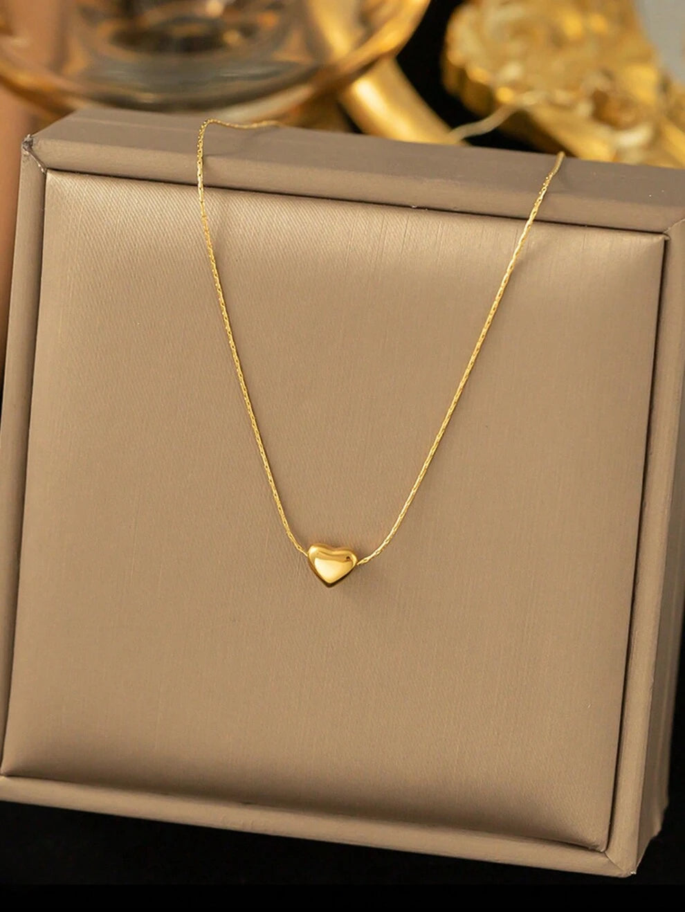 A Delicate And Elegant Heart-Shaped Pendant Design 18K Gold Plated Stainless Steel Necklace Is Suitable For Women To Wear At Parties Or As A Gift For Mothers.