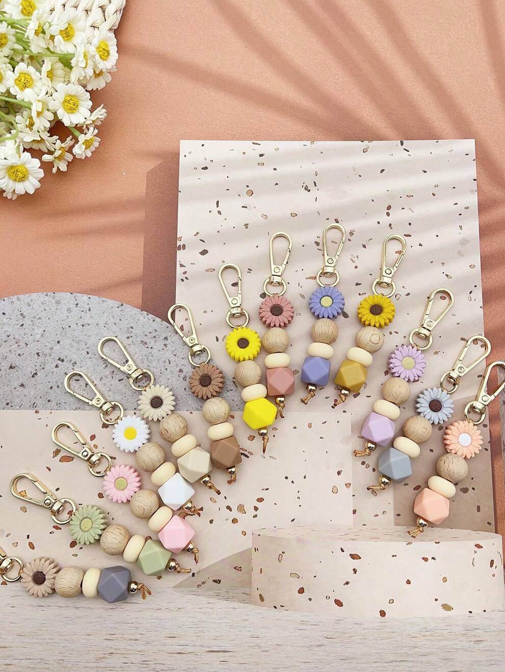 One Female Cute Daisy Flower Shaped Silicone Keychain Creativity Colorful Beaded Silicone Bracelet Bag/Key Hanger Pendant Perfect As A Gift For Friends And Mothers