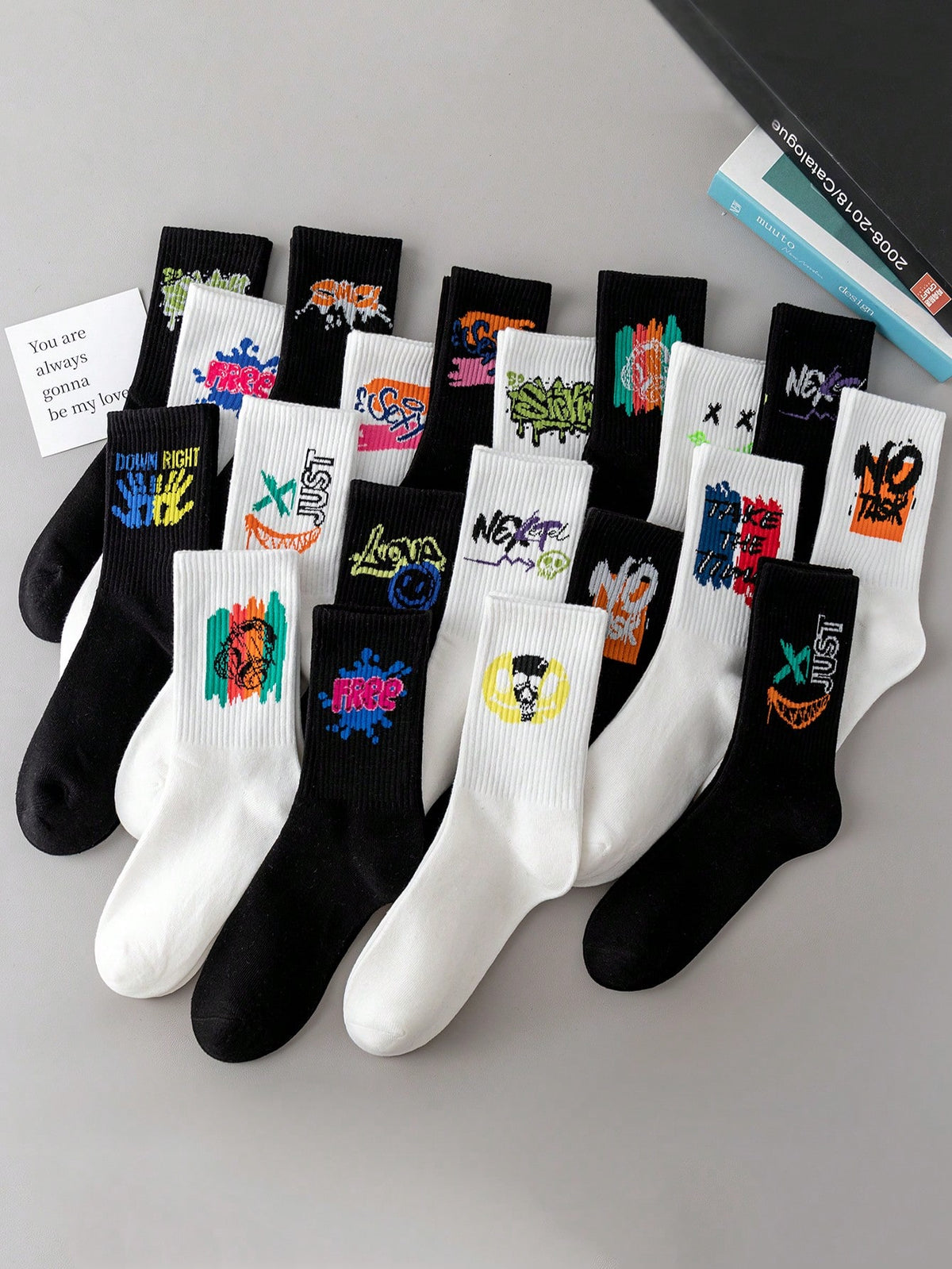 10 Pairs Random Style Black & White Unisex Trendy Graffiti Design Mid-calf Socks For Couple Daily Use