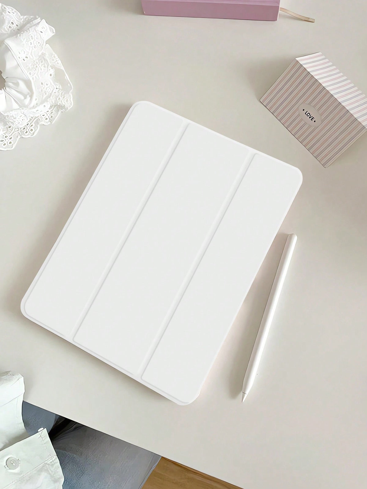 A Pure White Silicone Tablet Case With A Pen Slot And Colorful Painting, Supporting Sleep/Wake Function And Compatible With Samsung IPad