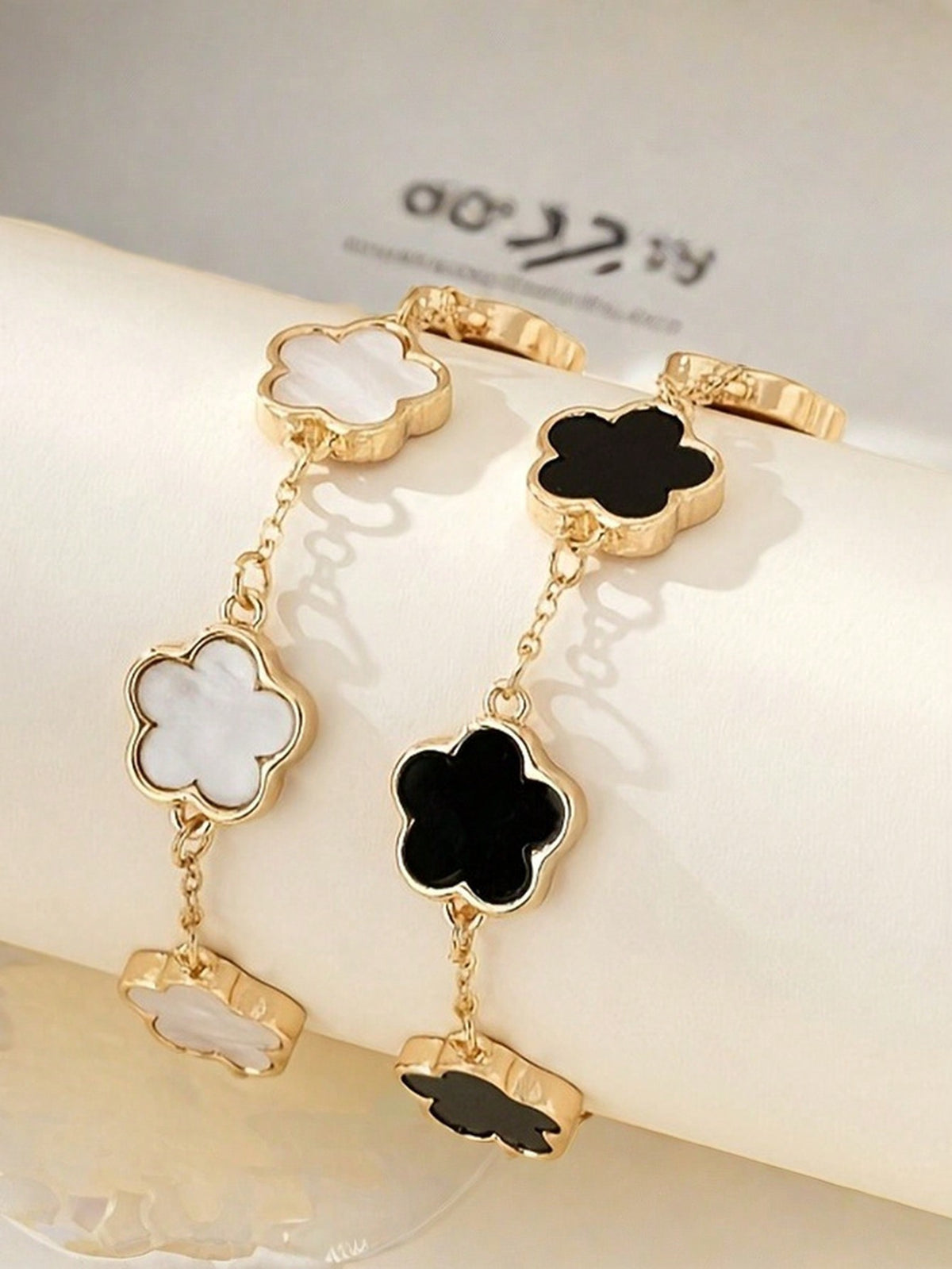 2pcs/Set Fashionable Classic Style Black, White, Green Clover Bracelet Set