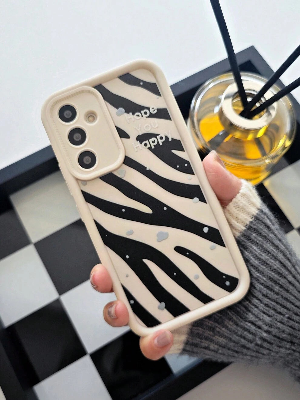 1pc Zebra Stripe Snowflake Patterned, Personalized, Cute, Simple, Black & White INS European And American Creative Fashionable All-Match Phone Case. Matte White Lens Frame With Stair Design, Full Pack