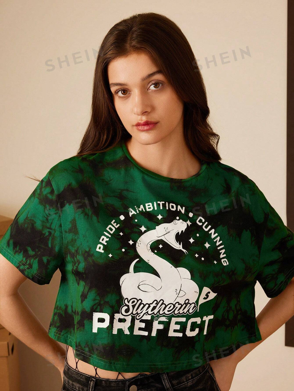 HARRY POTTER X SHEIN Slytherin Badge Print Green Tie-Dye Cropped T-Shirt, Summer,School Clothes PRIDE AMBITION CUNNING Slytherin PREFECT