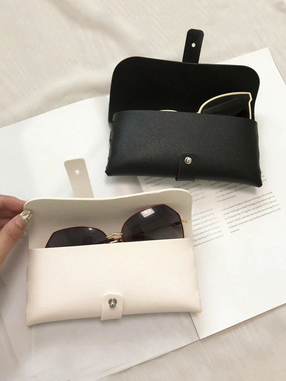 1pc New Fashion Leather Glasses Case With Soft Loop Cover, Black & White Solid Color Buckle Eyeglasses Holder, Daily Convenient For Carrying