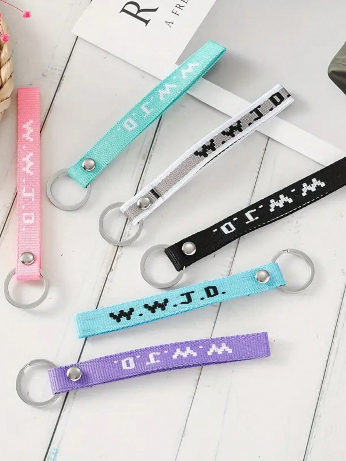 1pc WWJD Letter Embroidered Keychain Cool Fashion Car Wristlet Key Chain Ring Bag Backpack Charm Car Key Pendant Gift,Perfectly Suitable For Backpack, Purse, Or Keyring For Everyday Wear