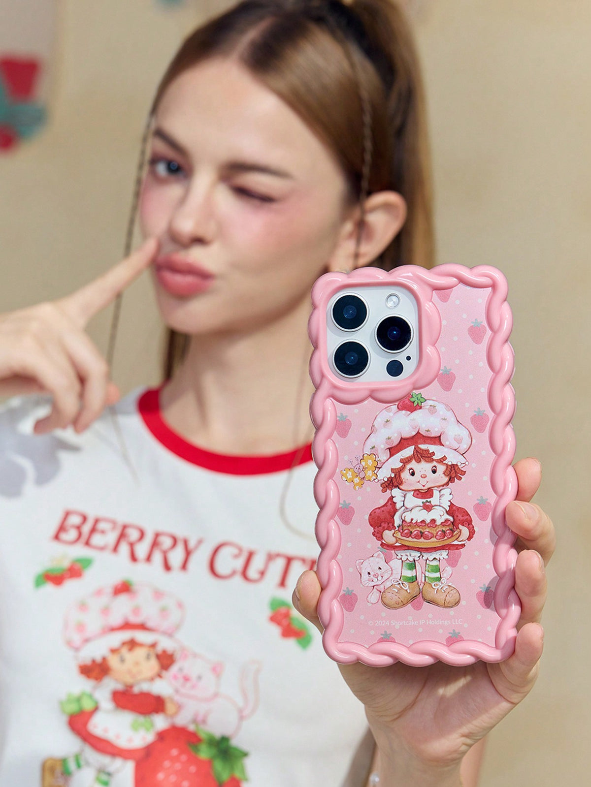 Strawberry Shortcake X SHEIN Cute Cartoon Character & Strawberry Print Ruffled Edge Pink Phone Case