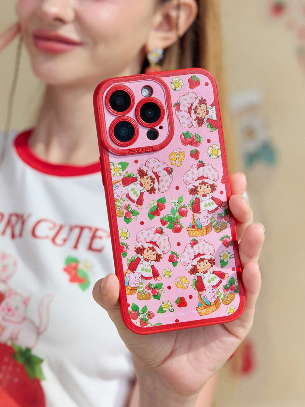 Strawberry Shortcake X SHEIN Cartoon Character And Strawberry Pattern Contrast Piping Phone Case