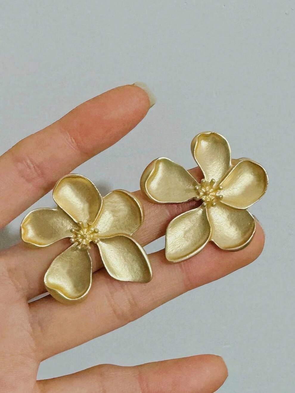 1pair Fashionable Vintage French Metallic Flower Earrings For Women, Exaggerated Design With Light Luxury And High-End Feel