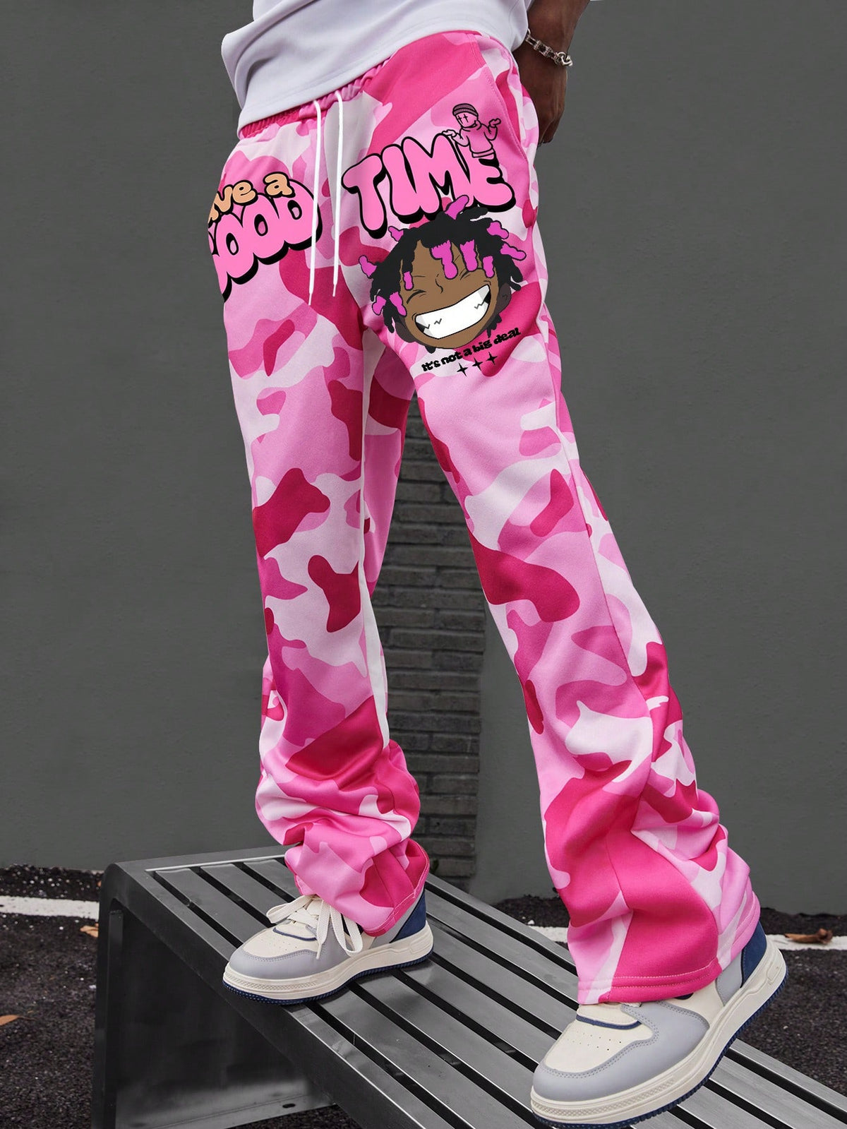 Manfinity EMRG Men's Pink Camouflage Portrait Graphic Hip Hop Pants ,Men's Young Casual Fun Cartoon Hip-Hop Character Pink Camouflage Printed Flared Cropped Pants ,Back To School Clothes